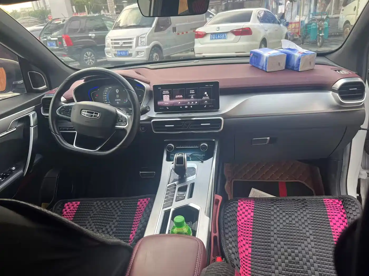 Фото 8 - Geely Binyue