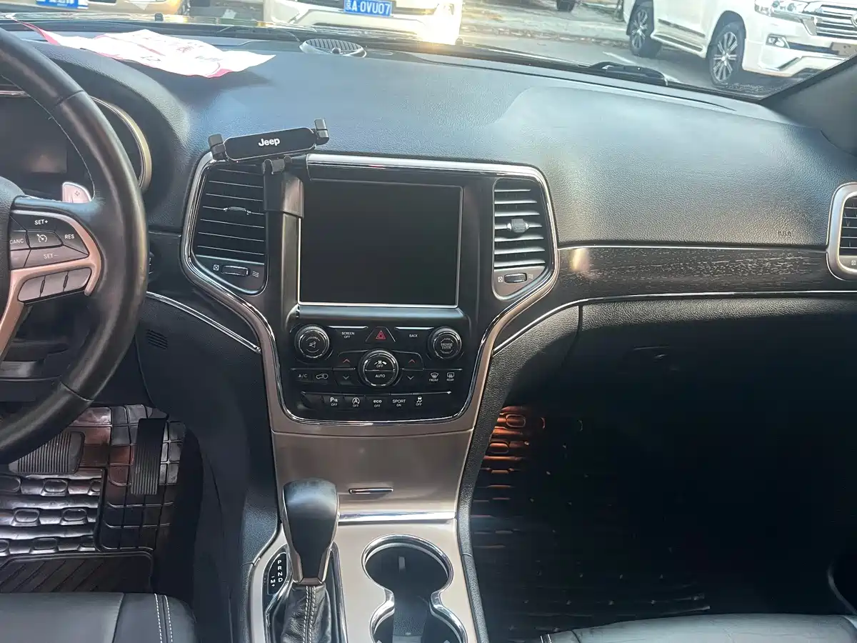 Фото 21 - Jeep Grand Cherokee (Import)