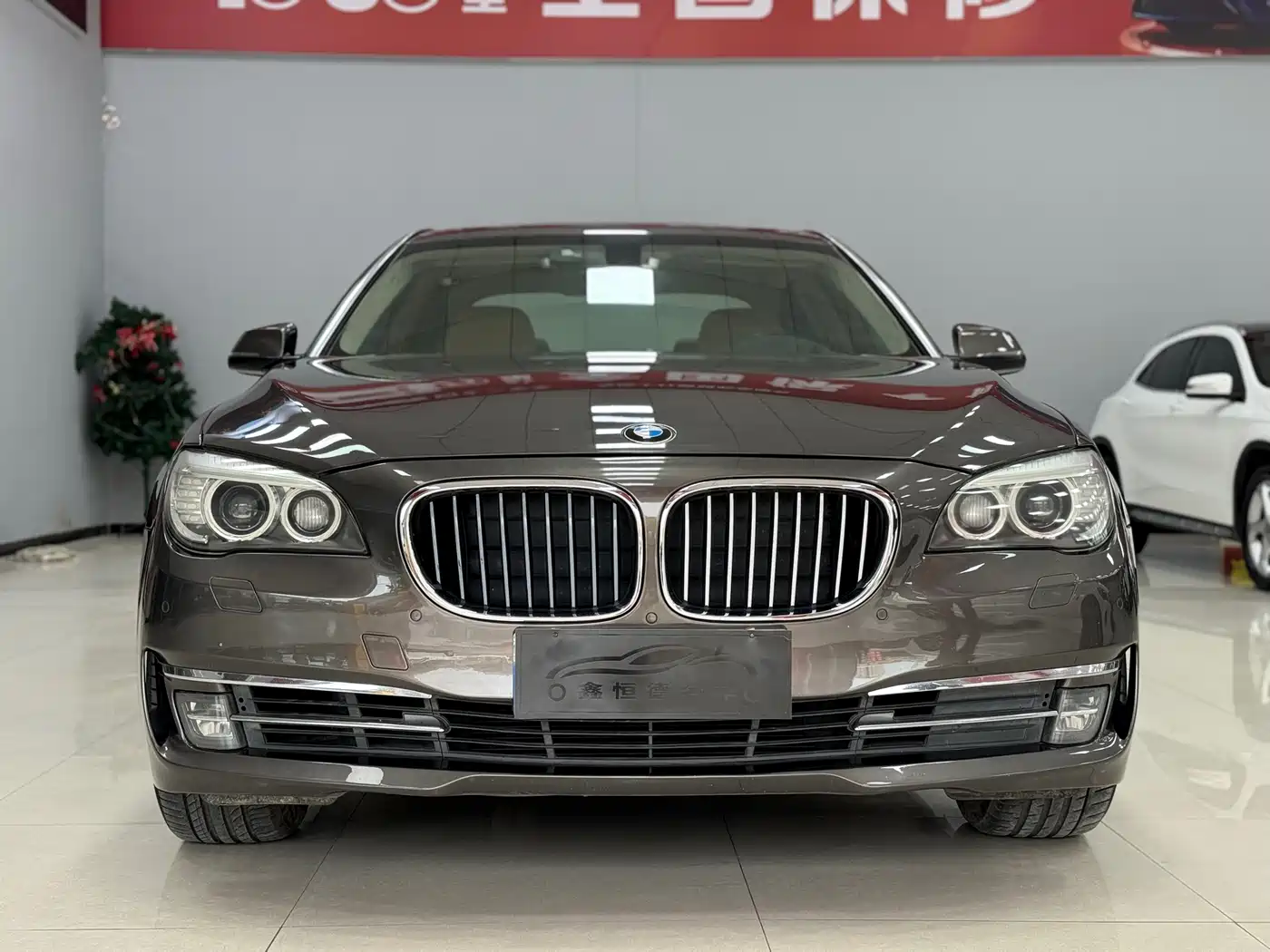 BMW 7 Series 2013 Model 740Li Luxury фото 2