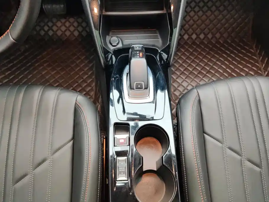 Photo 16 - Peugeot 2008