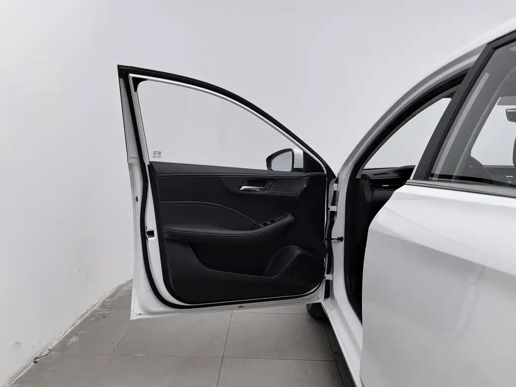 Фото 8 - Roewe i5