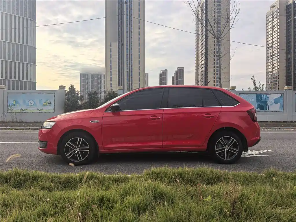 Škoda Skoda Rapid Spaceback 2016 Facelift 1.6L Automatic Smart Edition фото 17