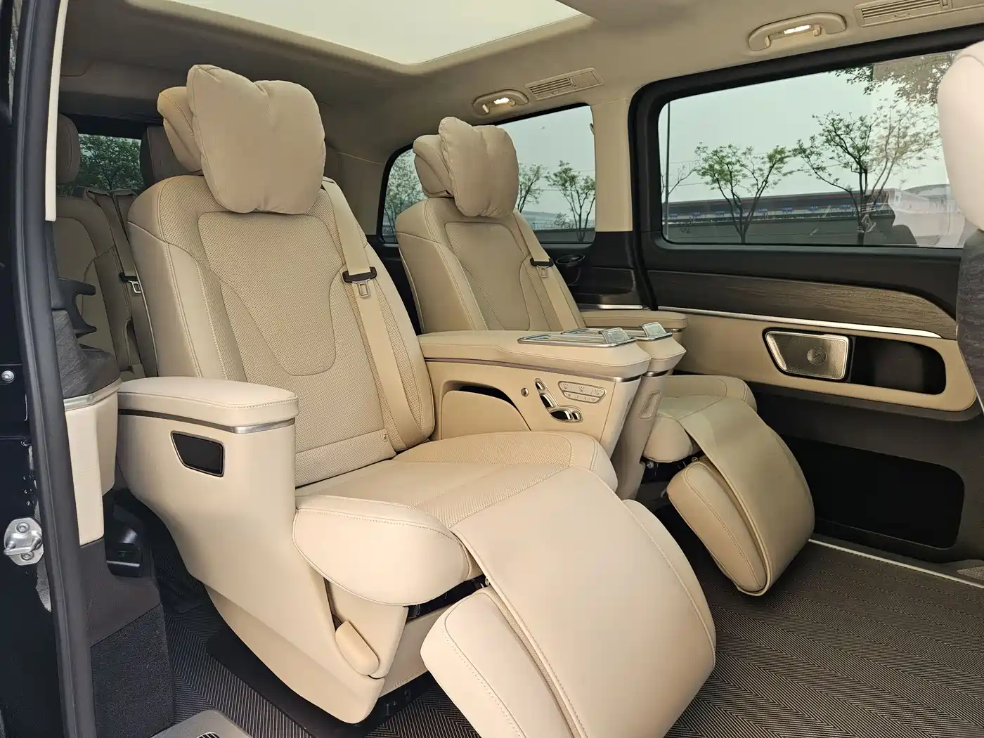 Mercedes-Benz V-Class 2024 V 300 L Long Wheelbase Luxury Edition фото 10