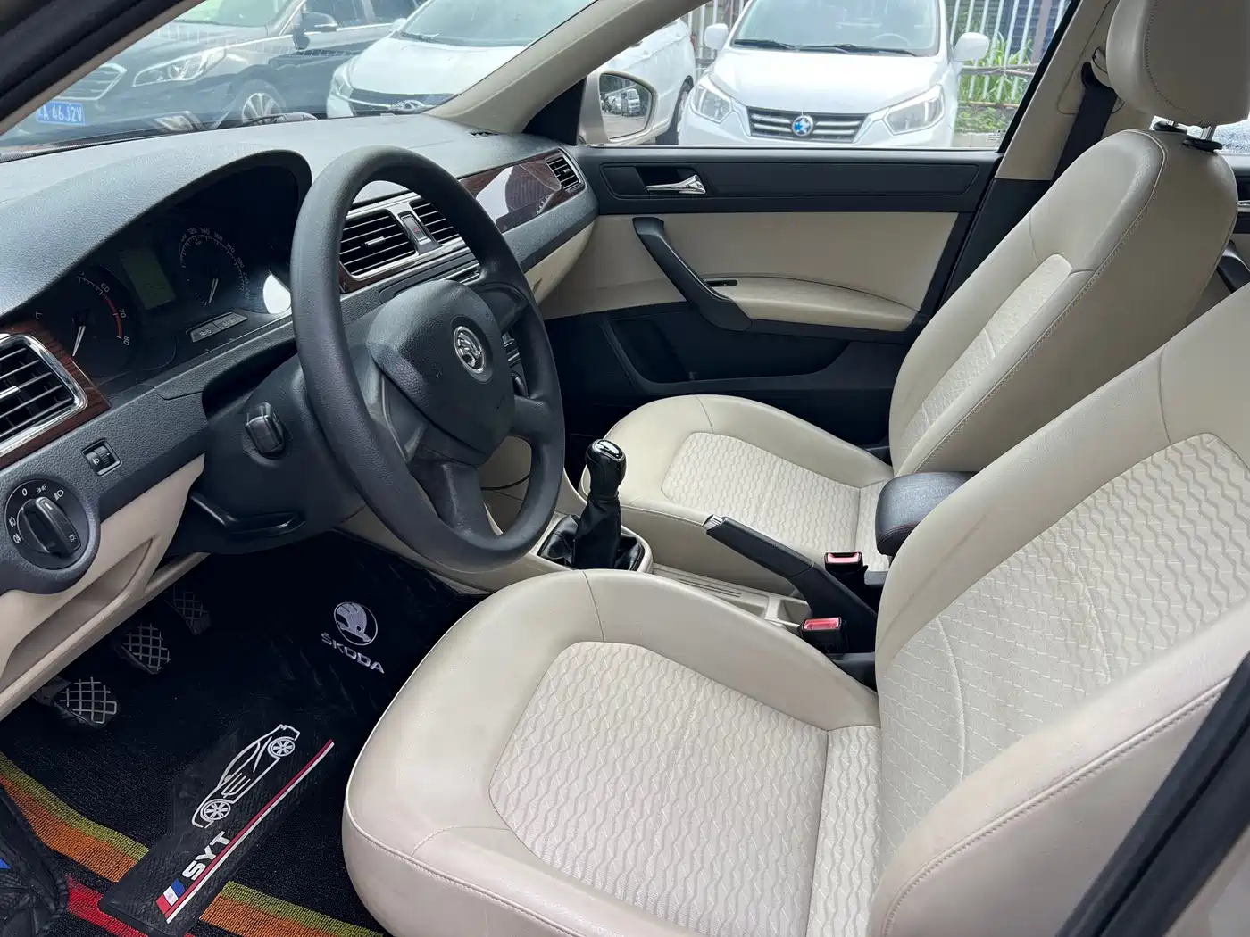 Škoda Rapid 2013 1.6L Manual Smart Selection фото 4