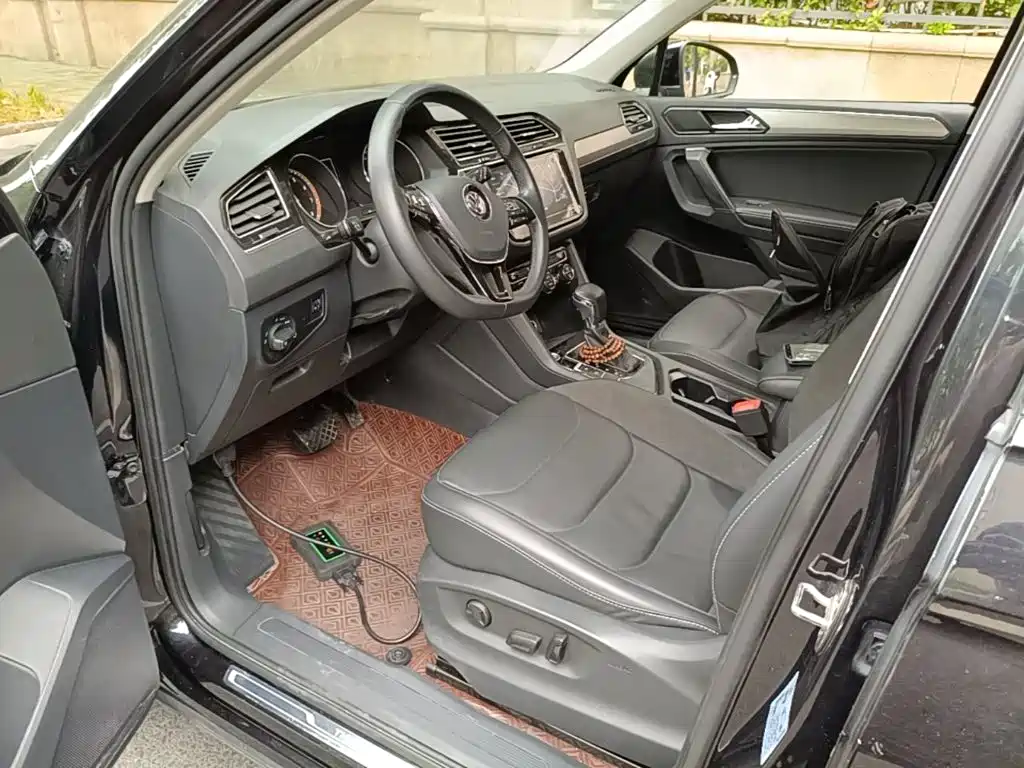Photo 12 - Volkswagen Tiguan L