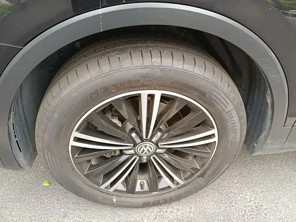 Photo 25 - Volkswagen Tiguan L
