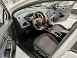 Photo 10 - Chevrolet Cruze