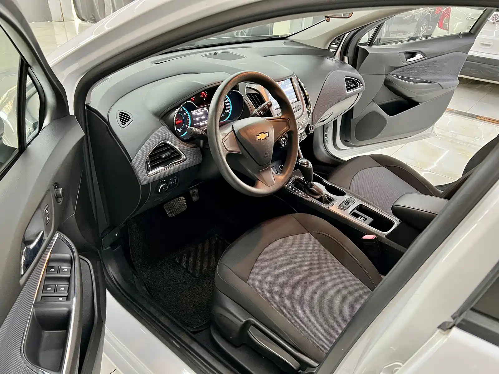 Photo 10 - Chevrolet Cruze