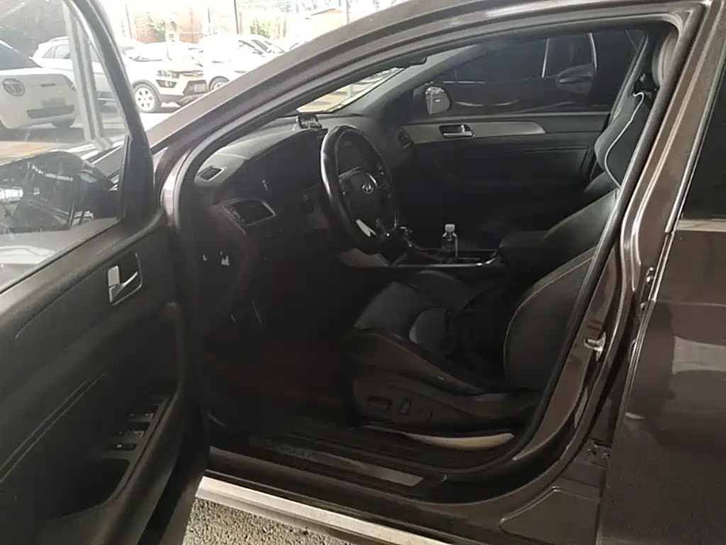 Photo 21 - Hyundai Sonata