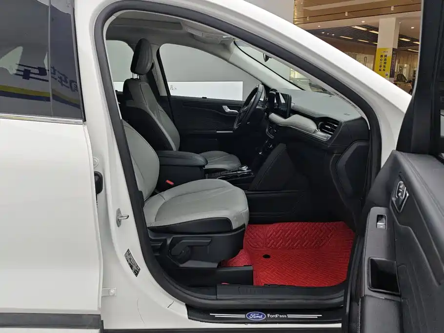 Photo 8 - Ford Escape