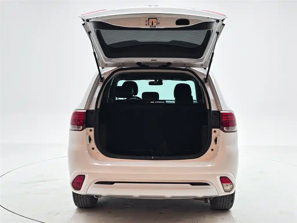 Mitsubishi Outlander 2021 2.0L 2WD Smooth Ride Version 5-Seater фото 8