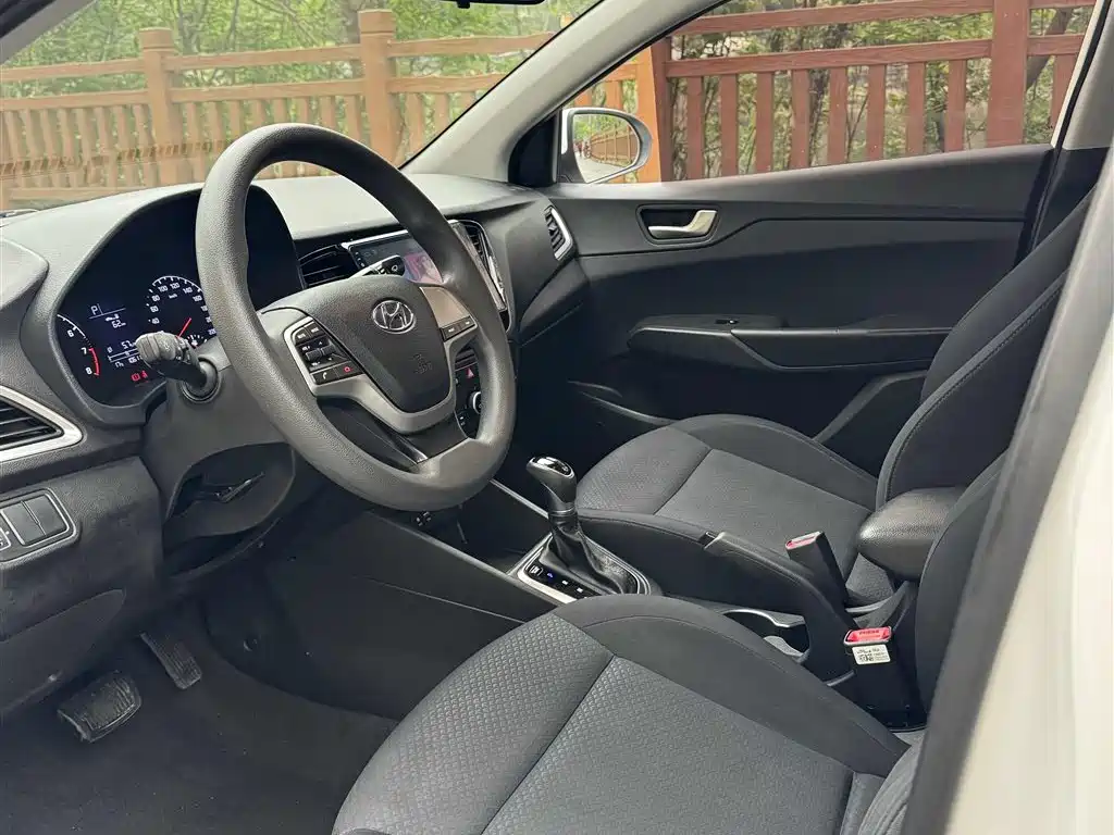 Hyundai Verna 2016 1.4L Automatic Cool Edition GLS фото 10