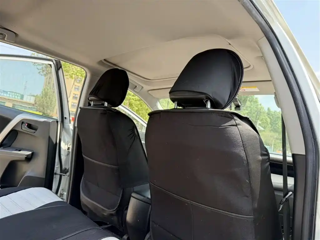 Toyota RAV4 Rongfang 2015 2.0L CVT 2WD Trend Edition фото 14