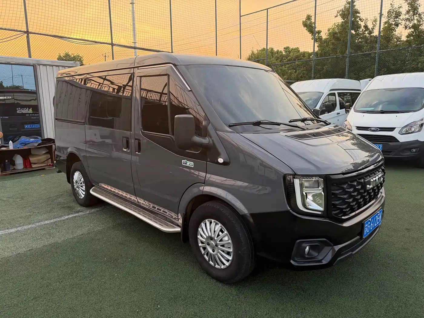 Jiangling JMC Fushun 2024 2025 Model 2.0T 8AT Diesel Short Wheelbase Low Roof Commercial MPV 5/6 Seats Dual-opening Tailgate