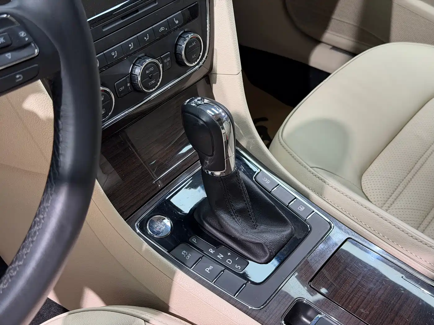 Volkswagen Passat 2014 1.8TSI DSG Executive Edition фото 11
