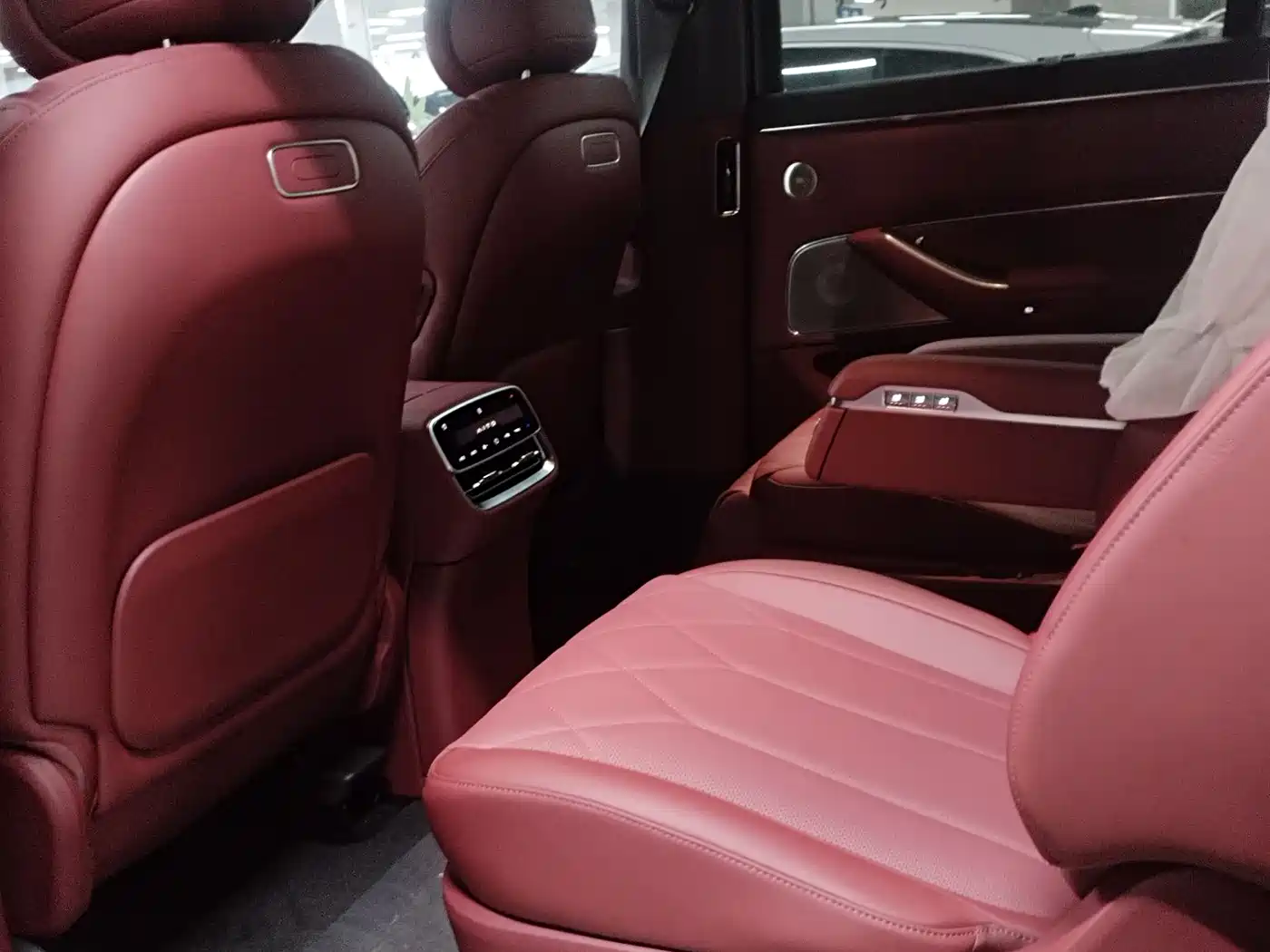 AITO Wenjie AITO M8 2025 Model Extended Range Max+ Edition 53.4kWh 6-Seater фото 6