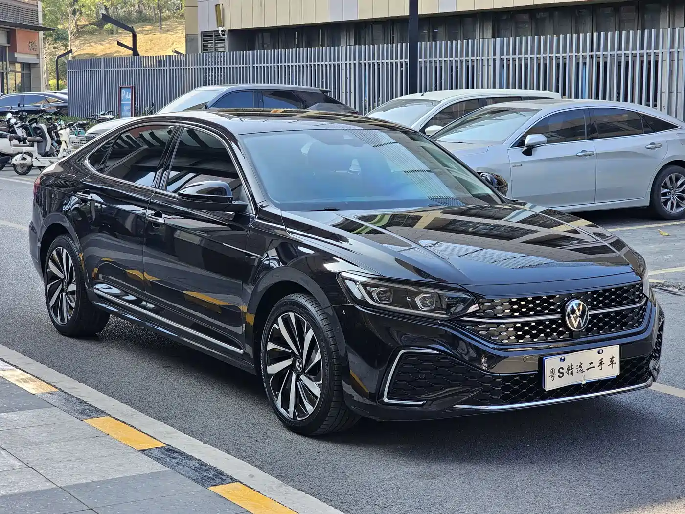 Volkswagen Passat 2022 330TSI Starlight Luxury Edition фото 3