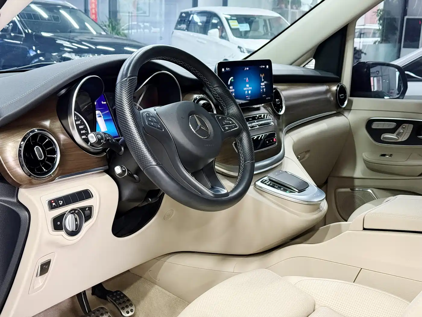 Mercedes-Benz V-Class 2022 V 260 L Long Wheelbase Luxury Edition фото 2