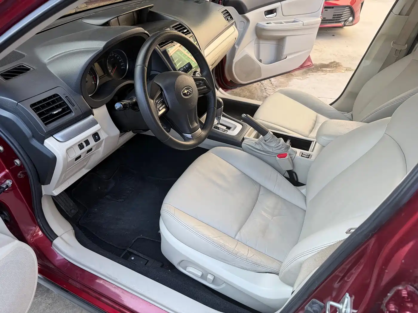 Subaru XV 2012 2.0i Luxury Edition фото 2