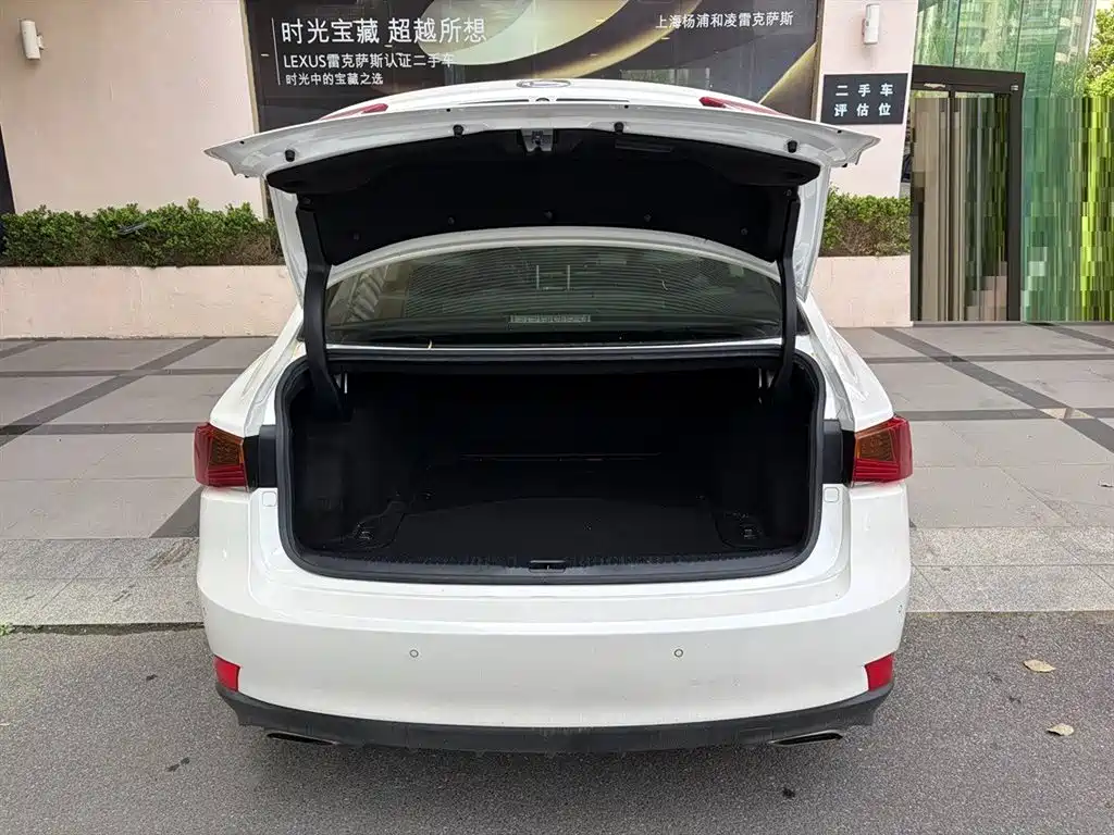 Lexus IS 2017 2017 300 Leading Edition
