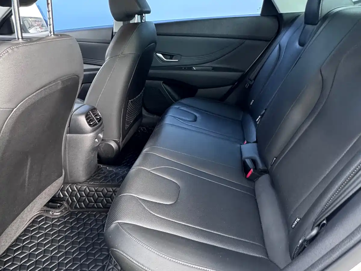 Hyundai Elantra 2023 Model 1.5L CVT LUX Premium Edition фото 7