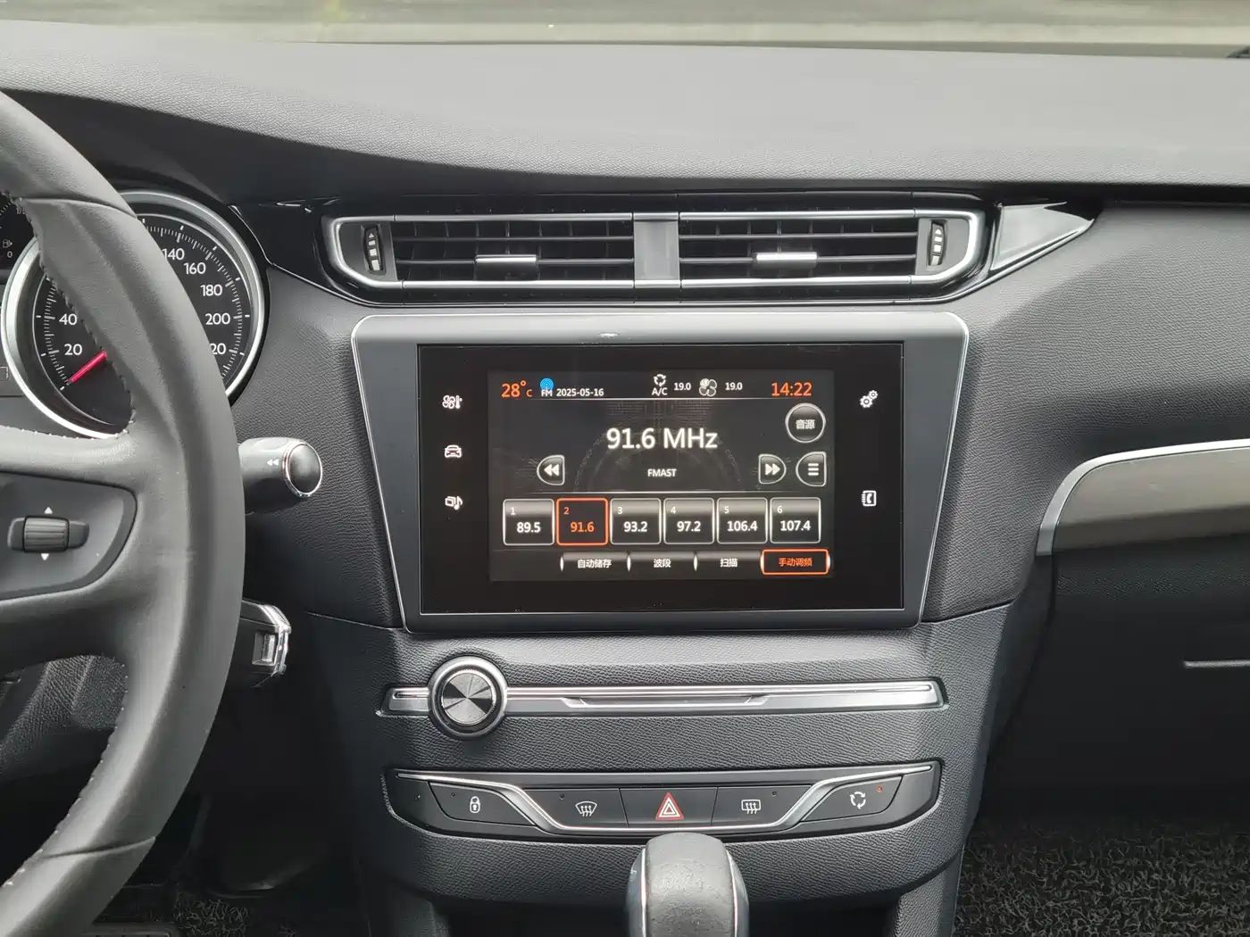 Peugeot 408 2015 Model 1.2T Automatic Luxury Edition фото 9
