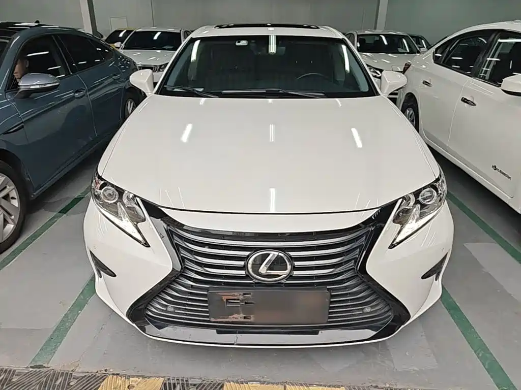 Фото 3 - Lexus ES