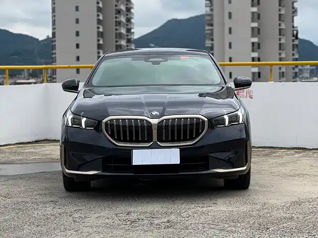 BMW 5 Series 2025 530Li Premium Luxury Package — фото 2