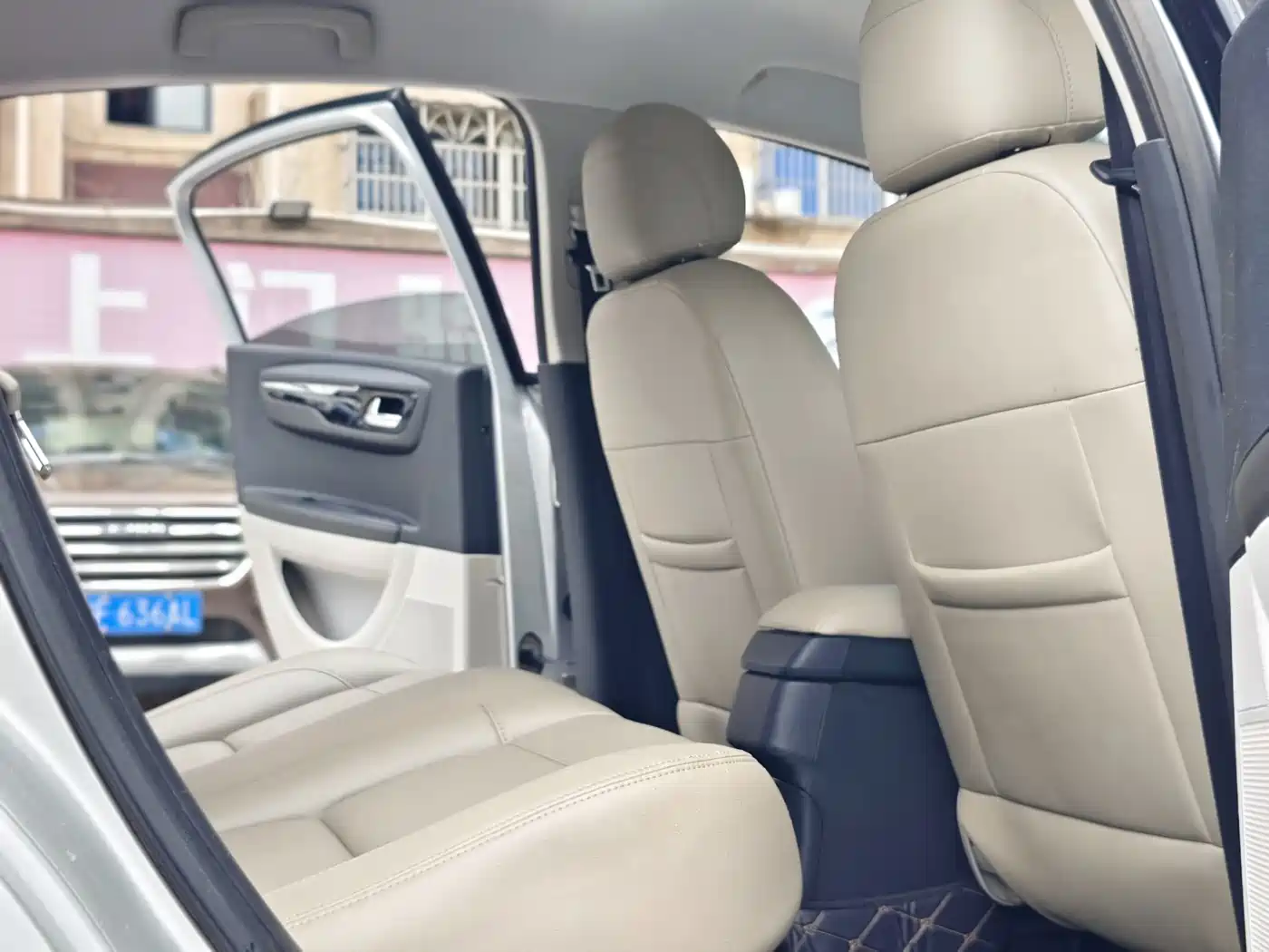 Citroën C-Quatre 2014 2013 Model Sedan 1.6L Manual Premium Style