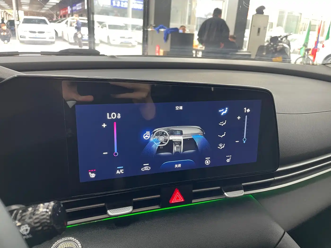 Hyundai Elantra 2022 1.5L CVT LUX Premium Edition фото 14