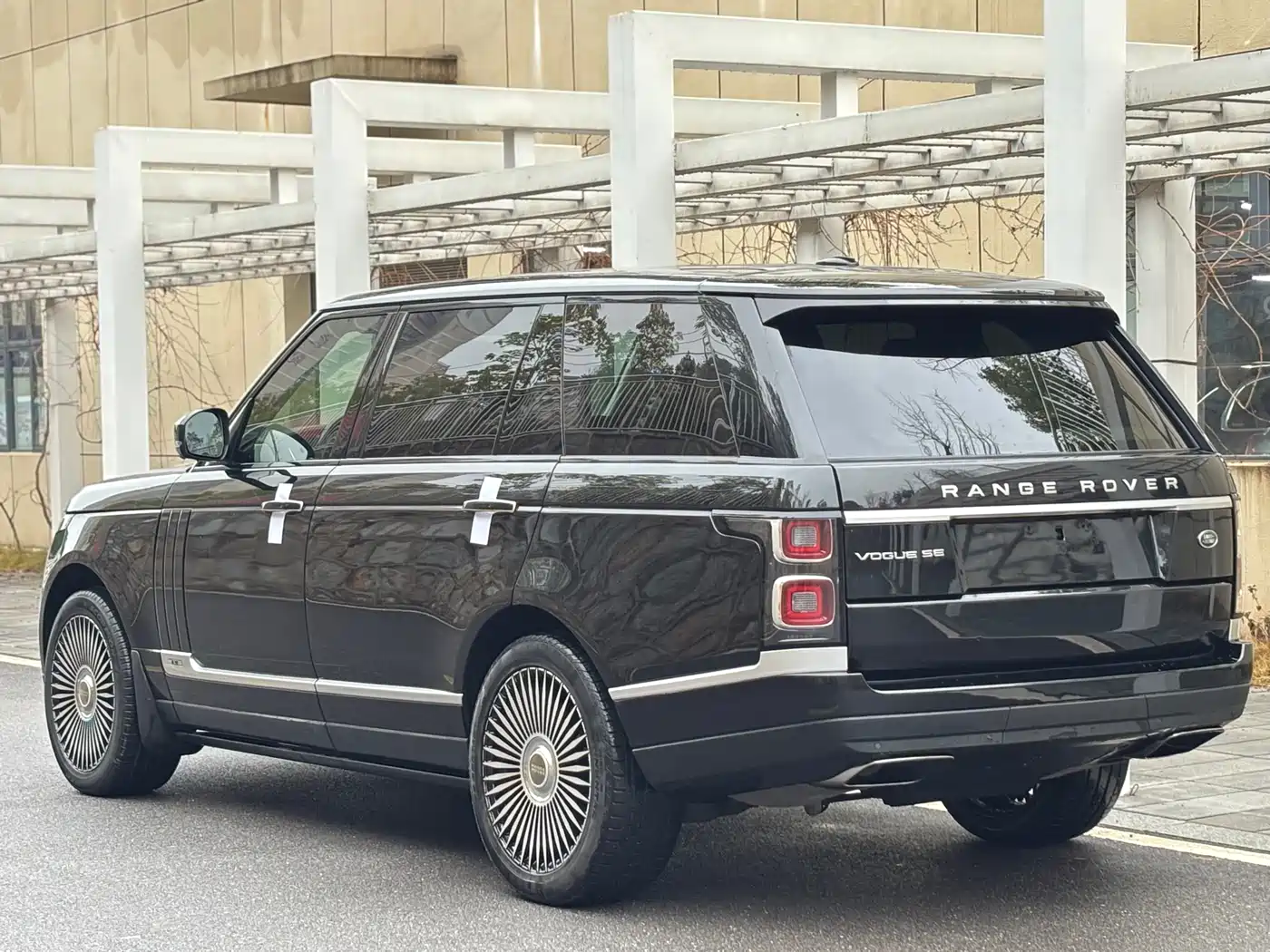 Land Rover Range Rover 2015 3.0 SC V6 Vogue SE Genesis Extended Edition фото 5