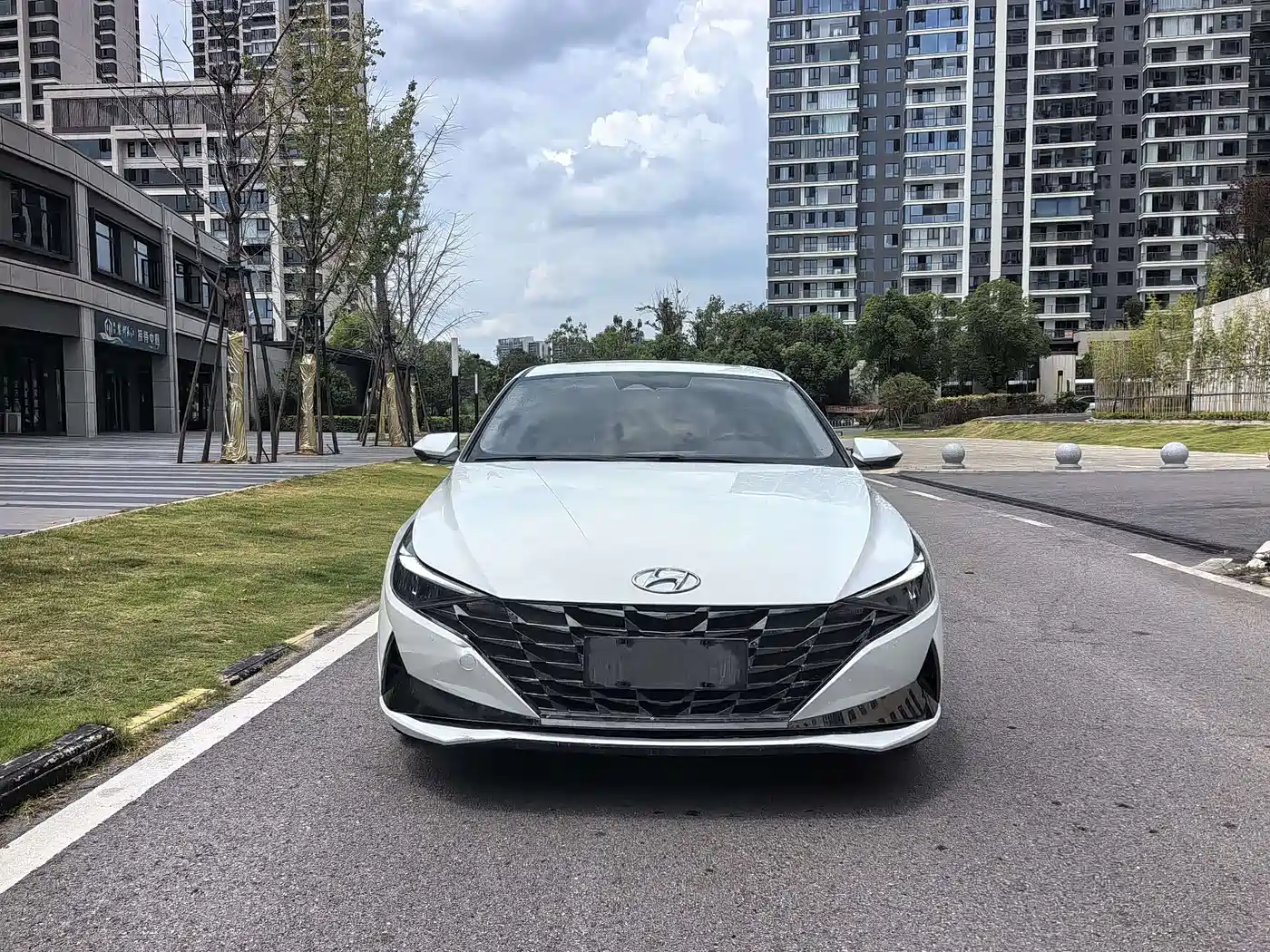 Hyundai Elantra 2021 1.5L CVT LUX Premium Edition фото 2