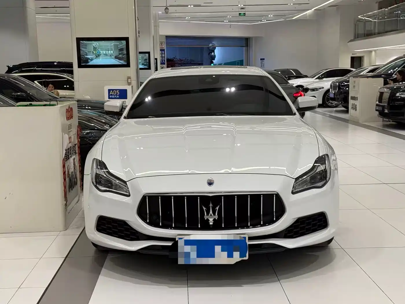 Фото 2 - Maserati Quattroporte