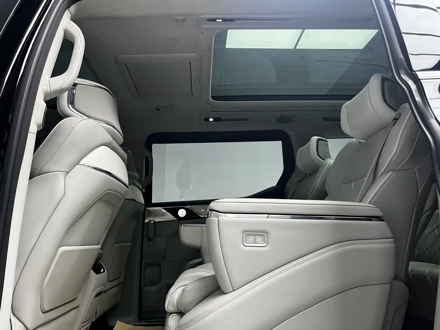 Volvo EM90 2024 2025 Ultra Six-Seater