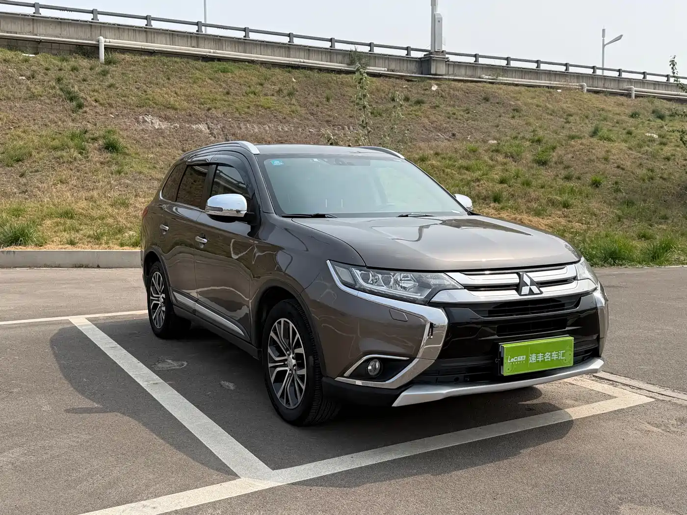 Mitsubishi Outlander (Import) 2016 2.4L 4WD Elite 5-seater фото 3