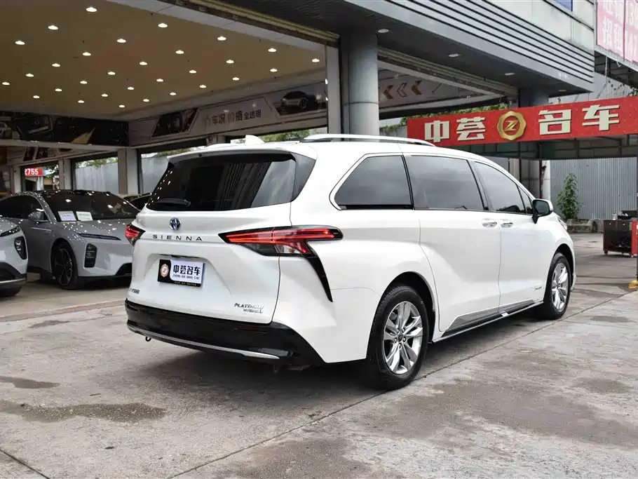 Toyota Sienna 2021 2.5L Hybrid Platinum Edition фото 16