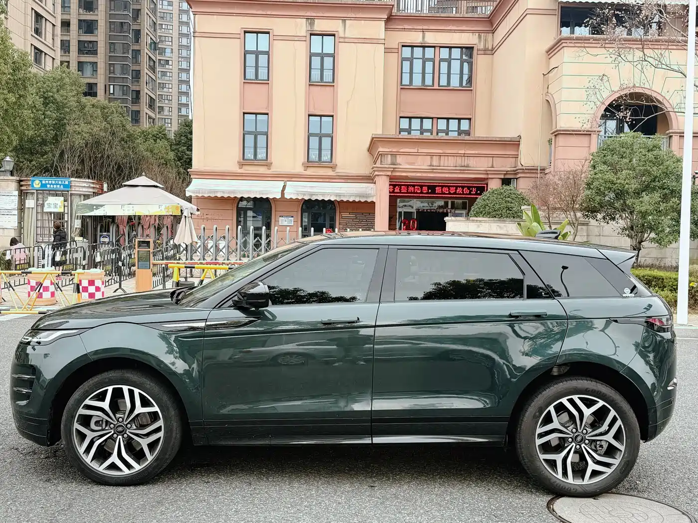 Land Rover Range Rover Evoque 2024 Range Rover Evoque L 249PS Light Master Edition фото 4