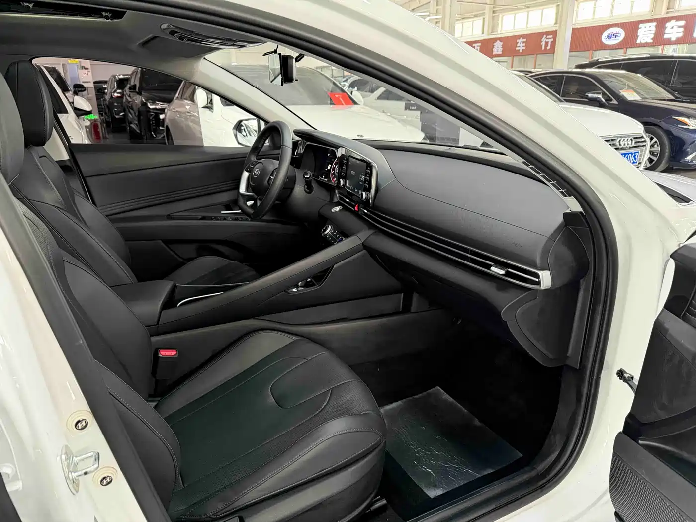 Hyundai Elantra 2023 1.5L CVT GLX Elite Edition фото 17