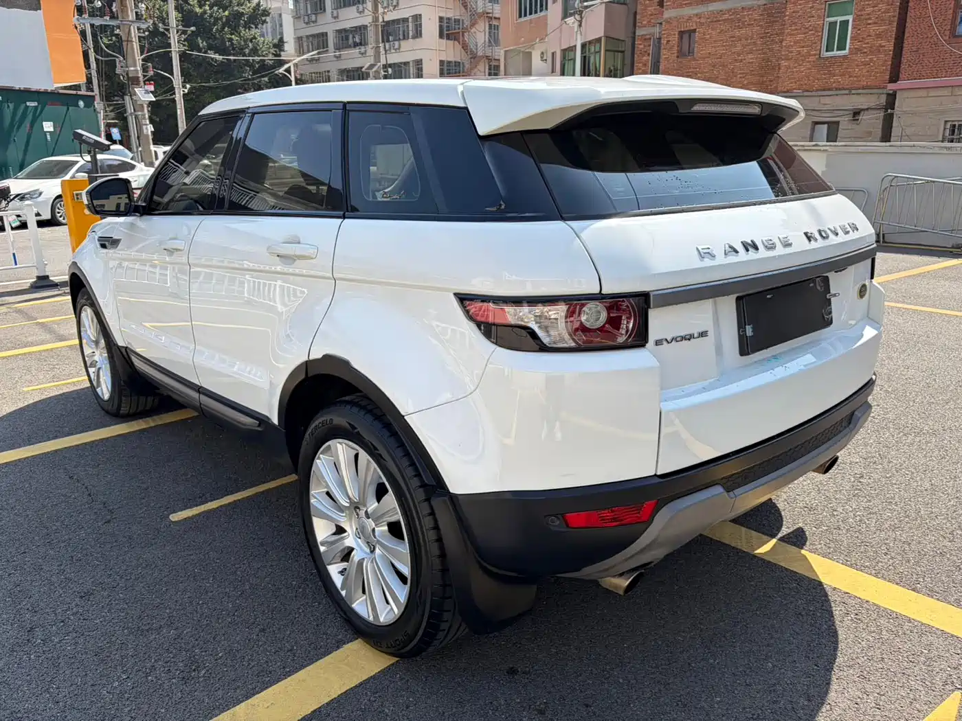 Land Rover Range Rover Evoque 2015 2.0T 5-Door Intelligent Edition фото 9