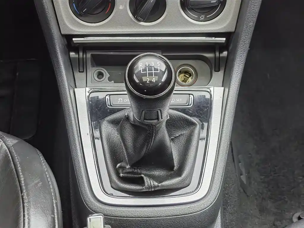 Volkswagen Lavida Tour 2013 1.6L Manual Comfort фото 13
