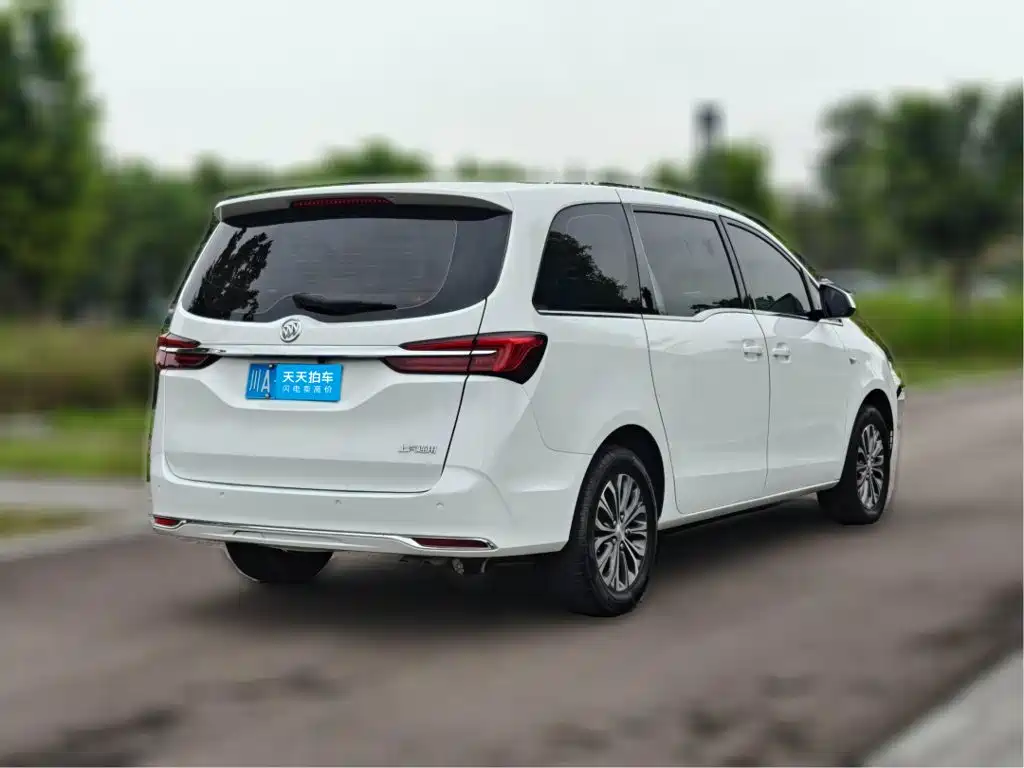 Photo 2 - Buick GL8