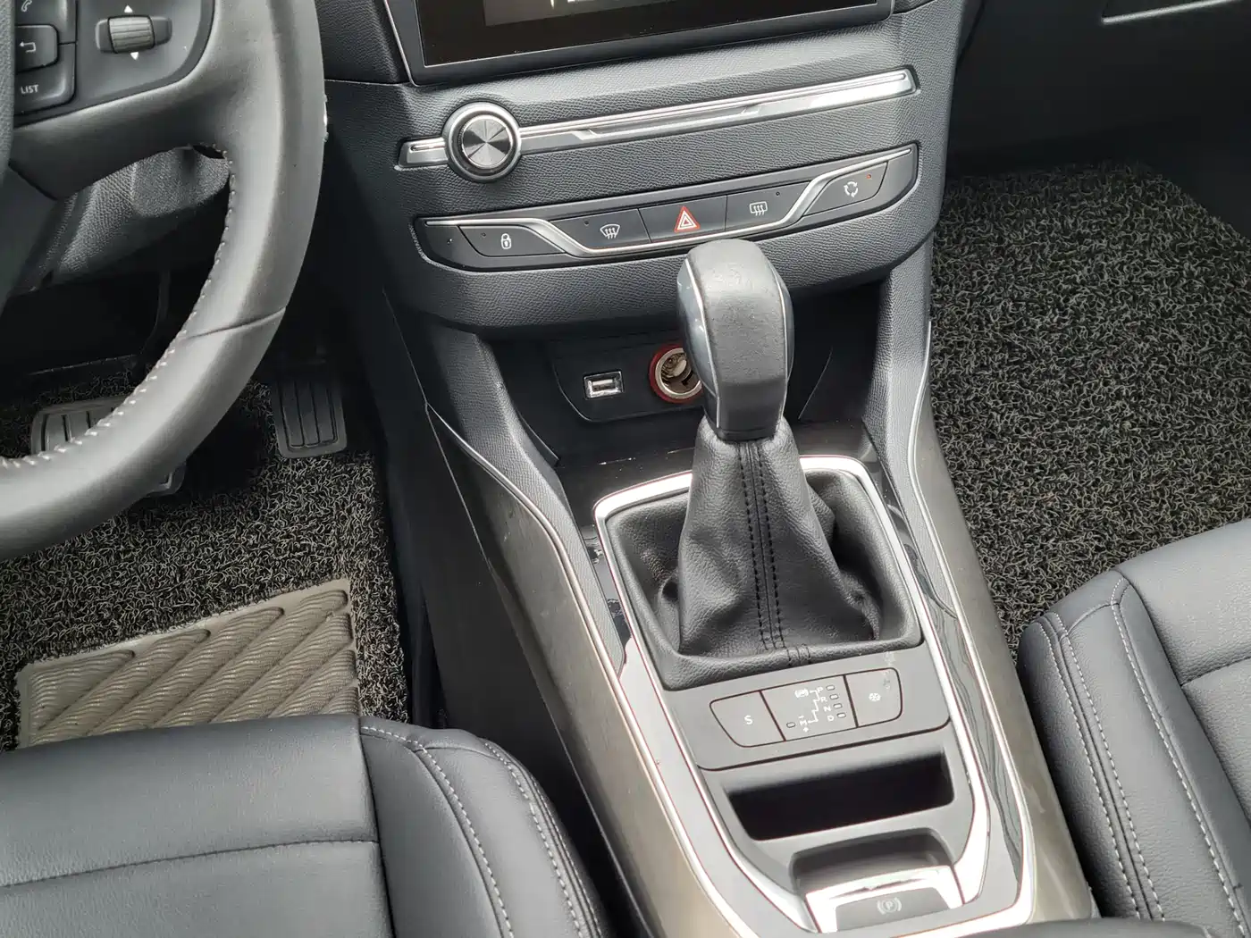 Peugeot 408 2015 Model 1.2T Automatic Luxury Edition фото 12