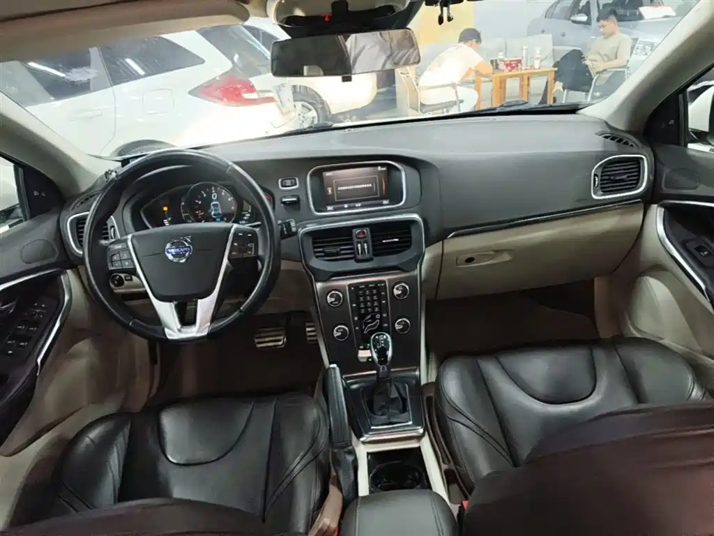 Фото 10 - Volvo V40