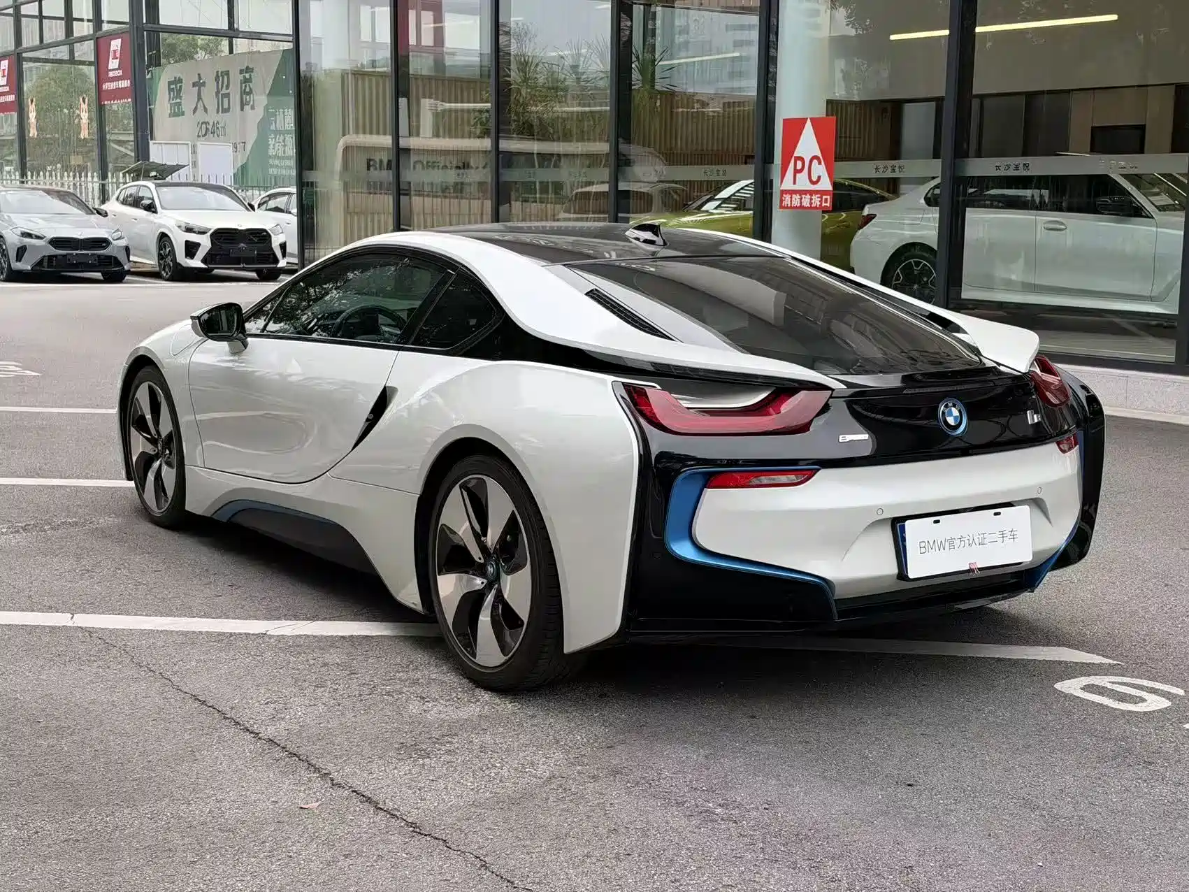 Photo 8 - BMW i8