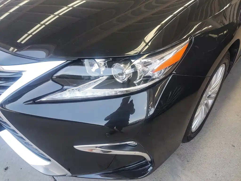 Фото 24 - Lexus ES