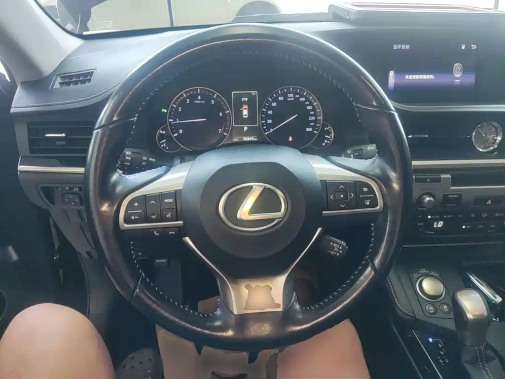 Фото 11 - Lexus ES