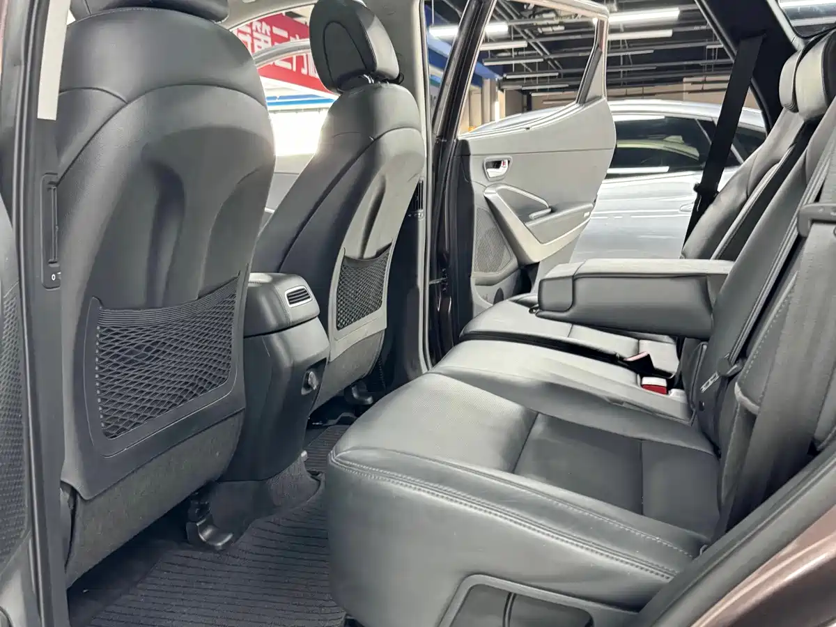 Photo 16 - Hyundai Santa Fe