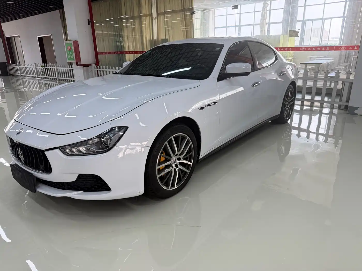 Фото 1 - Maserati Ghibli
