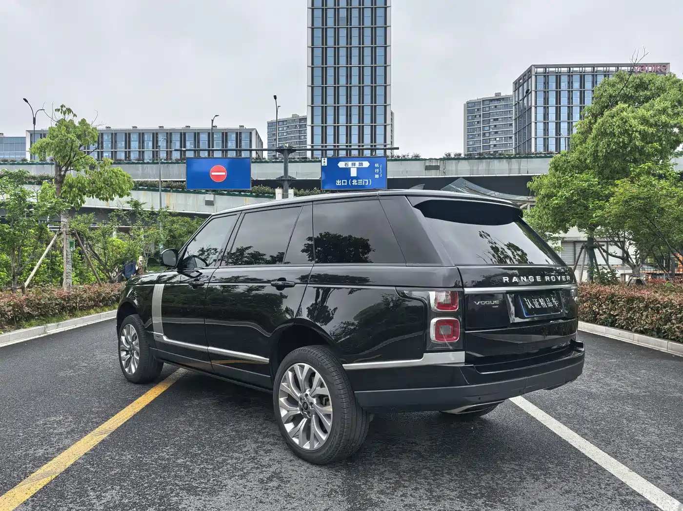 Land Rover Range Rover 2021 3.0 L6 Heritage Extended Classic Edition фото 23