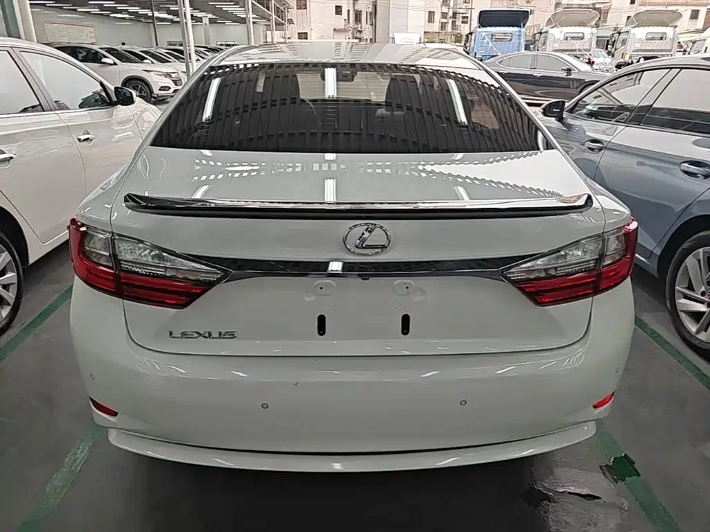 Фото 6 - Lexus ES